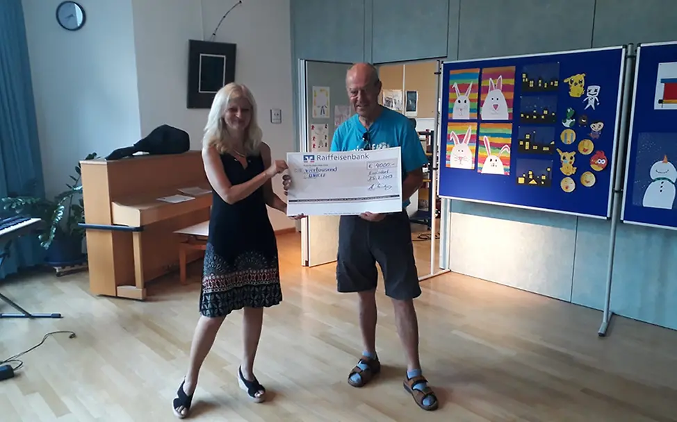 UNICEF-Mitarbeiter bei der Übergabe des Spendenschecks der Grundschule in Ezelsdorf. UNICEF-Mitarbeiter bei der Übergabe des Spendenschecks der Grundschule in Ezelsdorf.