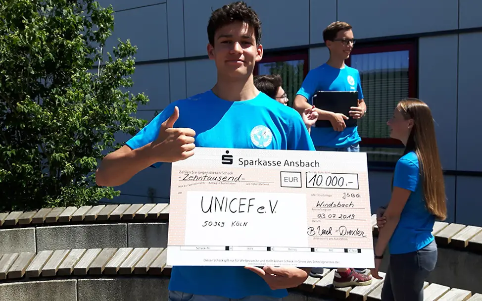 Ein Schüler des Johann-Sebastian-Bach Gymnasiums Windsbach mit dem Spendenscheck Ein Schüler des Johann-Sebastian-Bach Gymnasiums Windsbach mit dem Spendenscheck