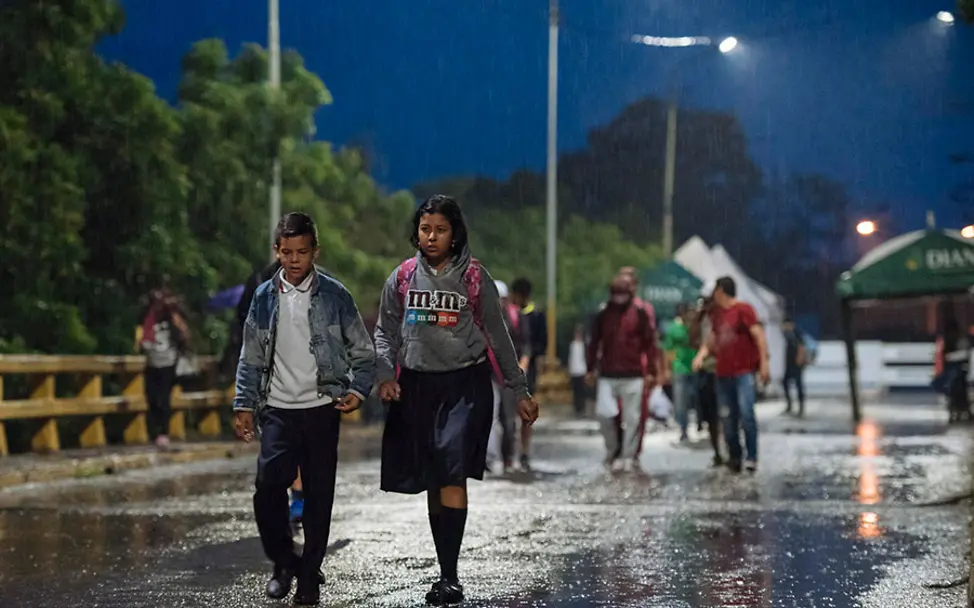 Venezuela: Eine Gruppe von Kindern überquert die Francisco de Paula Santander Brücke.