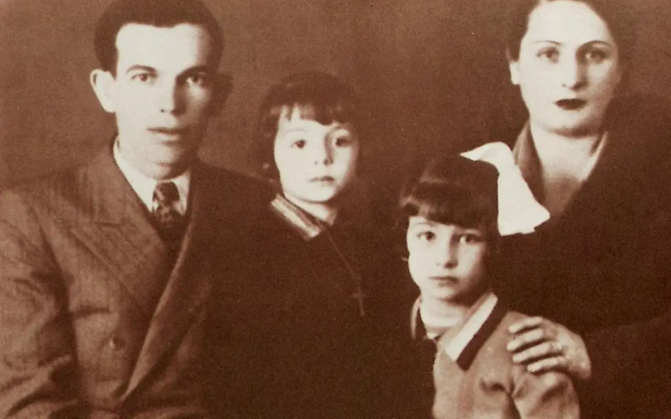 Nana Mouskouri (2. v. l.) mit ihrer Familie Nana Mouskouri (2. v. l.) mit ihrer Familie (© Privat)