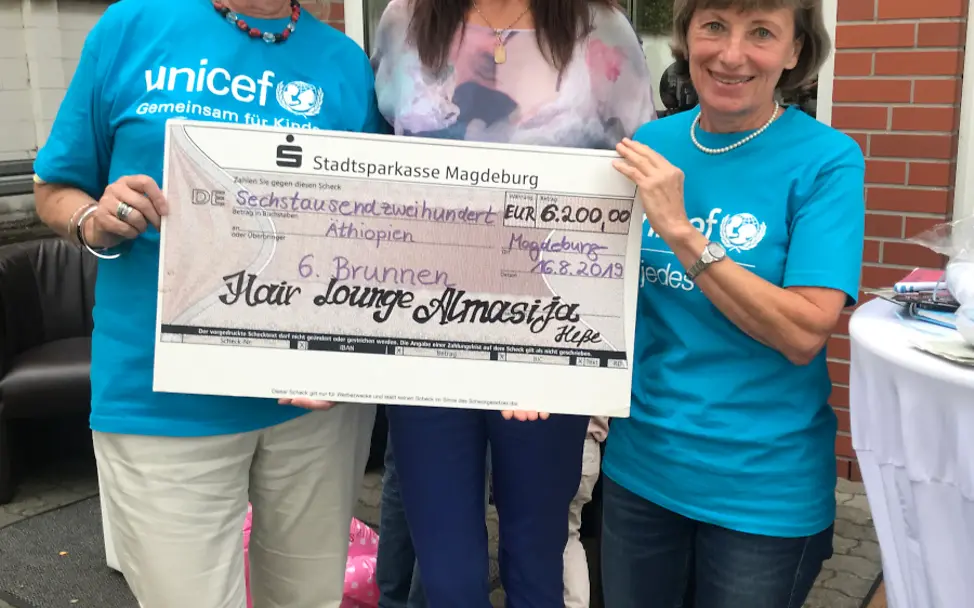 Bild der Scheckübergabe