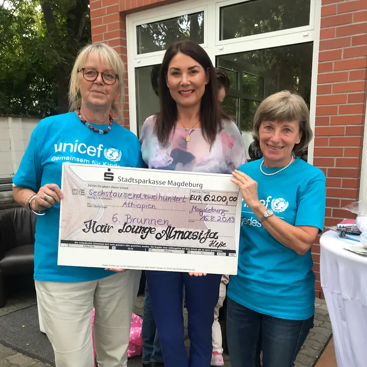 Bild der Scheckübergabe