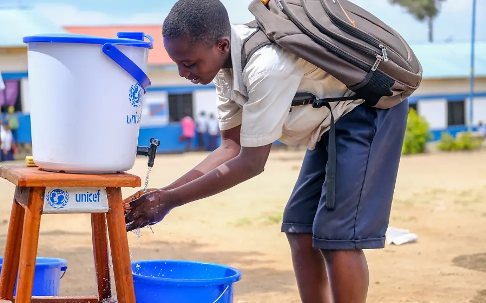 An einer von UNICEF unterstützten Schule in Bunia/Ituri wäscht sich Seraphin (14) die Hände. | © UNICEF/Rice-Chudeau Eine Schülerin wäscht sich die Hände an einer von UNICEF spendierten Wasseranlage