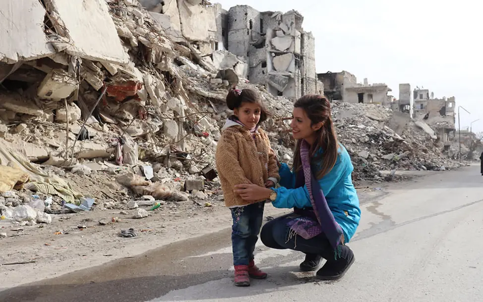 Syrien: UNICEF-Helferin Basma Ourfali spricht mit einem Mädchen | © UNICEF Syria/Khudr Al-Issa Syrien: UNICEF-Helferin Basma Ourfali spricht mit einem Mädchen