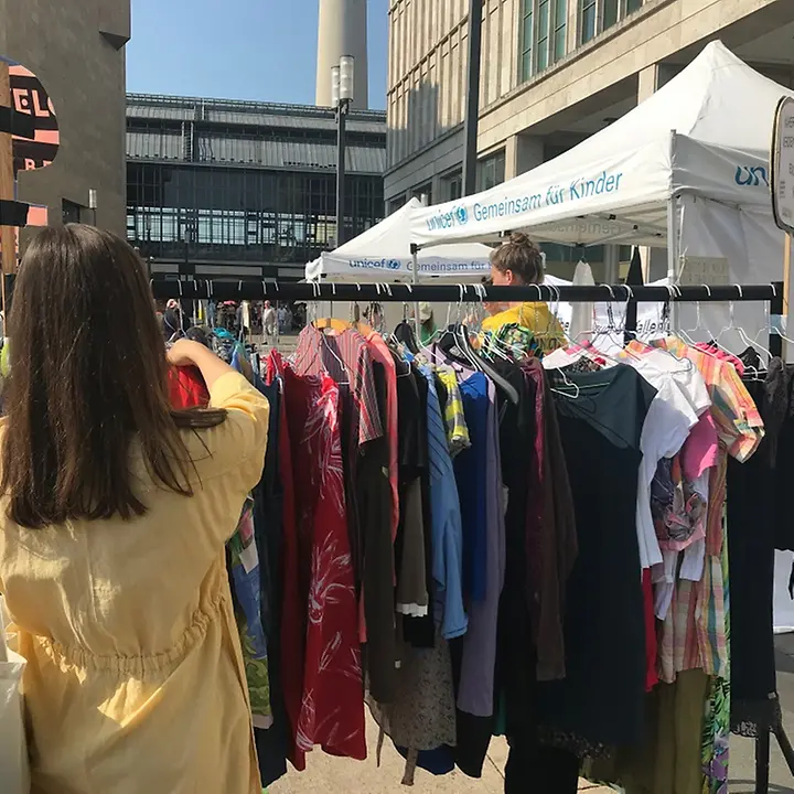 Kleidertausch statt Kaufrausch © UNICEF-AG Berlin Kleidertausch statt Kaufrausch © UNICEF-AG Berlin