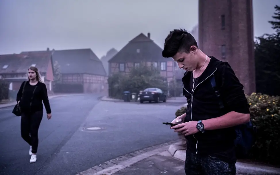 Inwieweit werden die Kinderrechte in der digitalen Welt gewahrt? | © UNICEF/Gilbertson VII Photo Ein Jugendlicher schaut auf sein Handy.