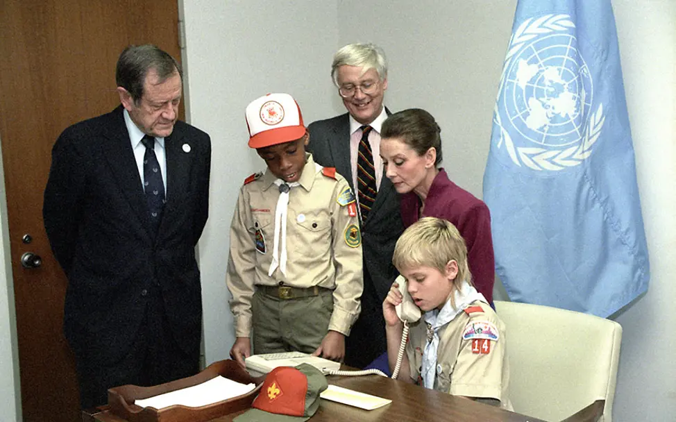 Ein wichtiger Schritt für die Zukunft: Verabschiedung der UN-Kinderrechtskonvention | © UNICEF/John Isaac Das UN-Büro wird über die Verabschiedung des Übereinkommens über die Rechte des Kindes informiert.