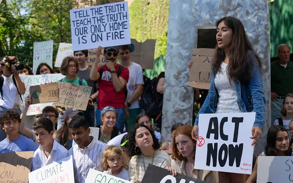 Jugendliche demonstrieren für eine Zukunft. | © UNICEF/Nesbitt New York: Jugendliche demonstrieren vor dem UN-Hauptquartier.