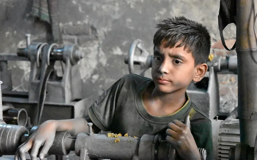 Der Kampf gegen Kinderarbeit ist immer noch ein großes Thema. | © UNICEF/Claudia Berger Bangladesch: Der 13-jährige Sumon arbeitet in einer Aluminiumfabrik.