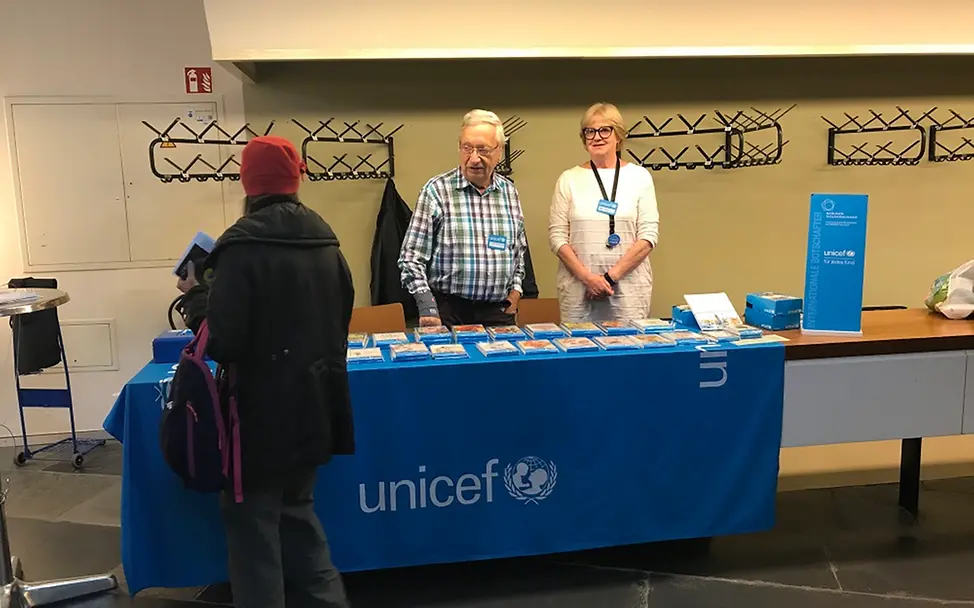 Jörg und Helle am Stand © UNICEF-AG Berlin