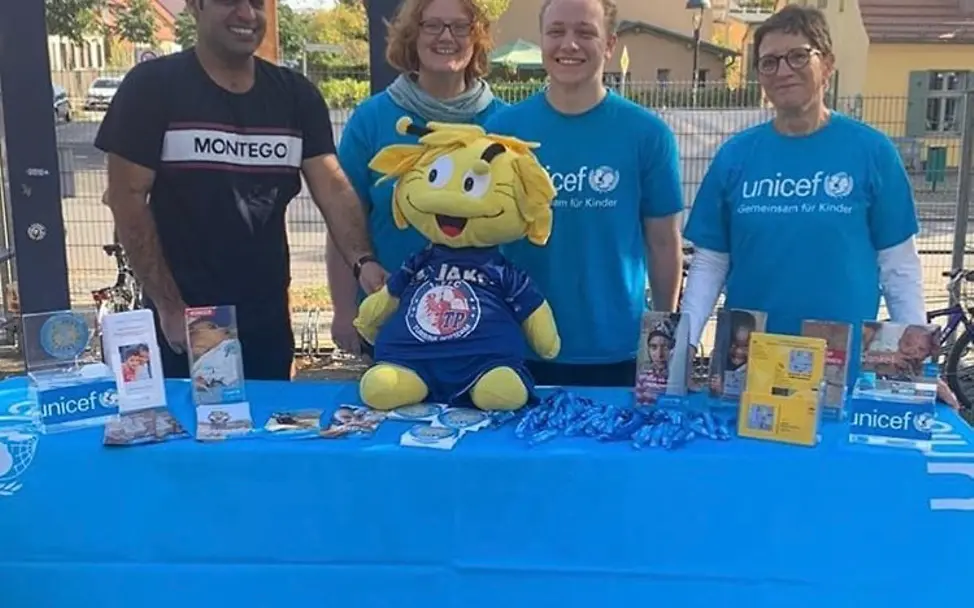 Infostand bei Turbine Potsdam | © UNICEF Potsdam/Krakkai Infostand bei Turbine Potsdam | © UNICEF Potsdam/Krakkai
