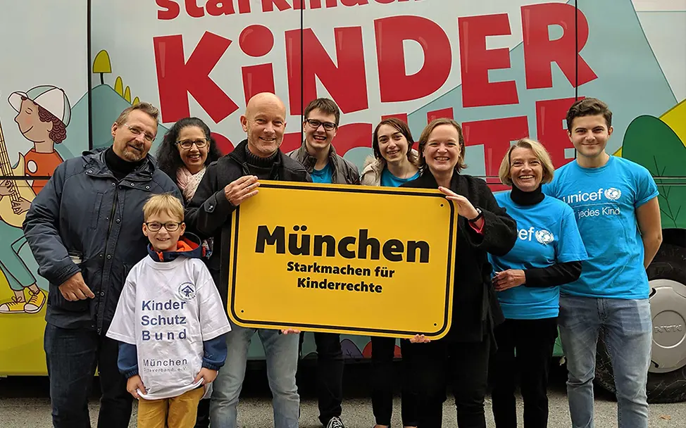 Kinderministerium Bus Gruppenfoto