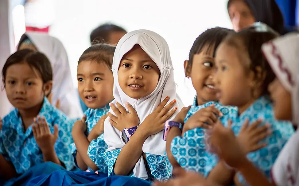 Ein Jahr nach der Katastrophe: In einem UNICEF-Zelt singen Kinder. | © UNICEF/Wilander Spenden für Indonesien: Für Bildung und medizinische Versorgung.