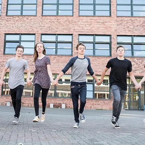 Auch Deutschland feiert 30 Jahre Kinderrechte. | © UNICEF/Stefano Chiolo Deutschland: Sechs Jugendliche laufen Hand in Hand.