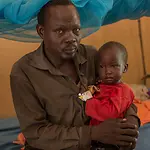 Südsudan: Afred Bol hält seine Tochter Rose Alla auf dem Arm.