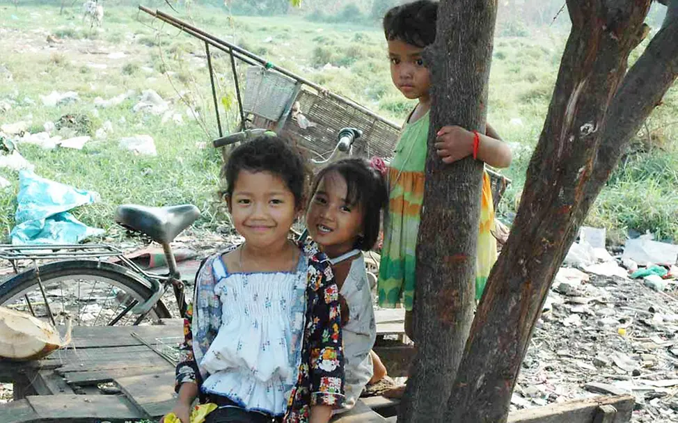 Drei Mädchen in der Siedlung Stunt Meanchey | © UNICEF/Claudia Berger Kambodscha: Drei Mädchen in der Siedlung Stunt Meanchey