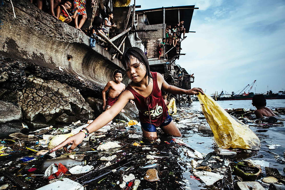 Philippines: Garbage, the Children and Death | © Hartmut Schwarzbach, Germany (Argus Photo Agency) Philippines: Garbage, the Children and Death