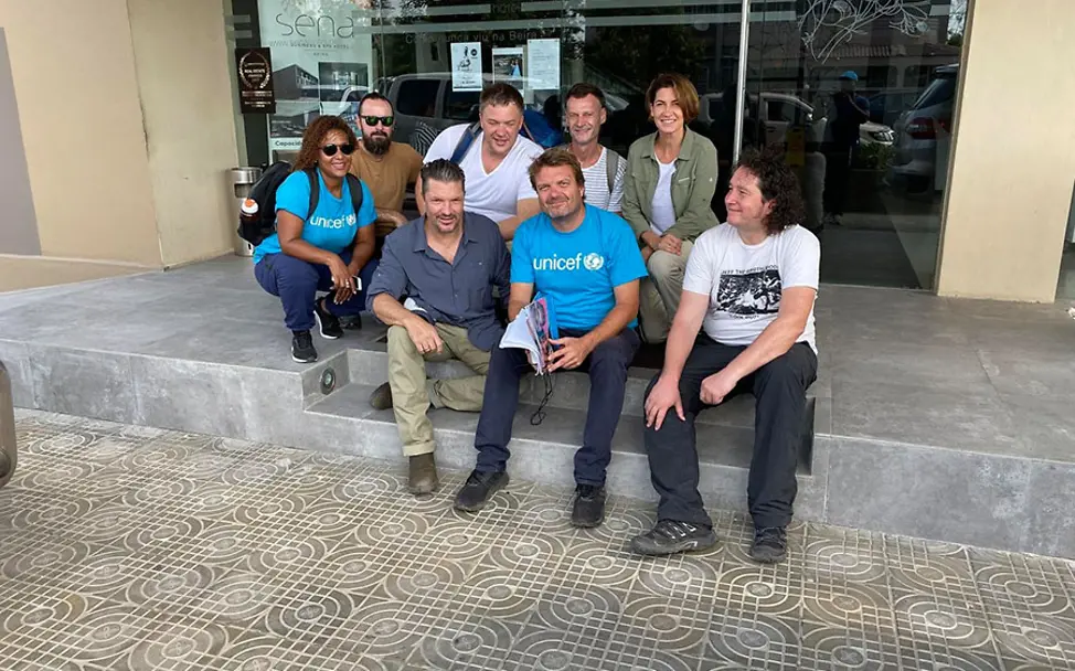Hardy Krüger mit dem UNICEF-Team vor Ort. | © UNICEF/Krüger Mosambik: Hardy Krüger mit seinem Team