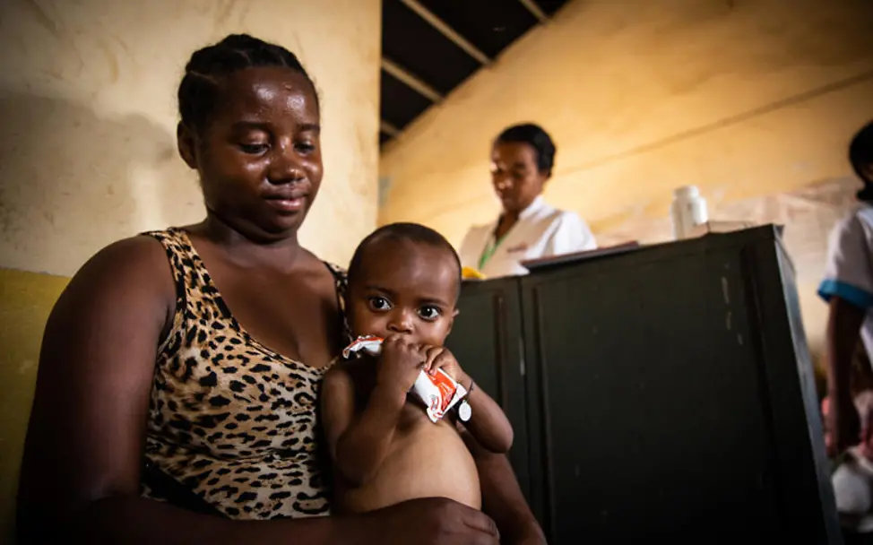 Mangelernährung in Madagaskar: Jean isst Erdnusspaste | © UNICEF/Andrinivo Spenden für Madagaskar: Ein mangelernährtes Kleinkind isst Erdnusspaste.
