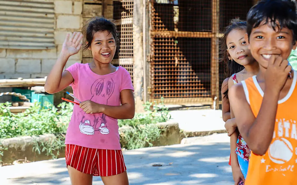 Wenie vermisst ihre Freunde im Slum. | © Hartmut Schwarzbach Philippinen: Die 15-jährige Wenie lacht mit Freunden ihres alternativen Lernprogramms.