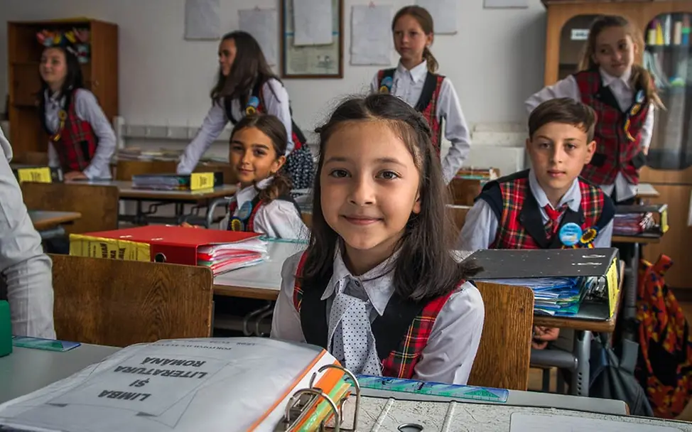 Bildung: Ein Mädchen in einem Klassenzimmer in Rumänien. | © UNICEF/Bell Schulkinder warten auf den Start ihres Unterrichts.