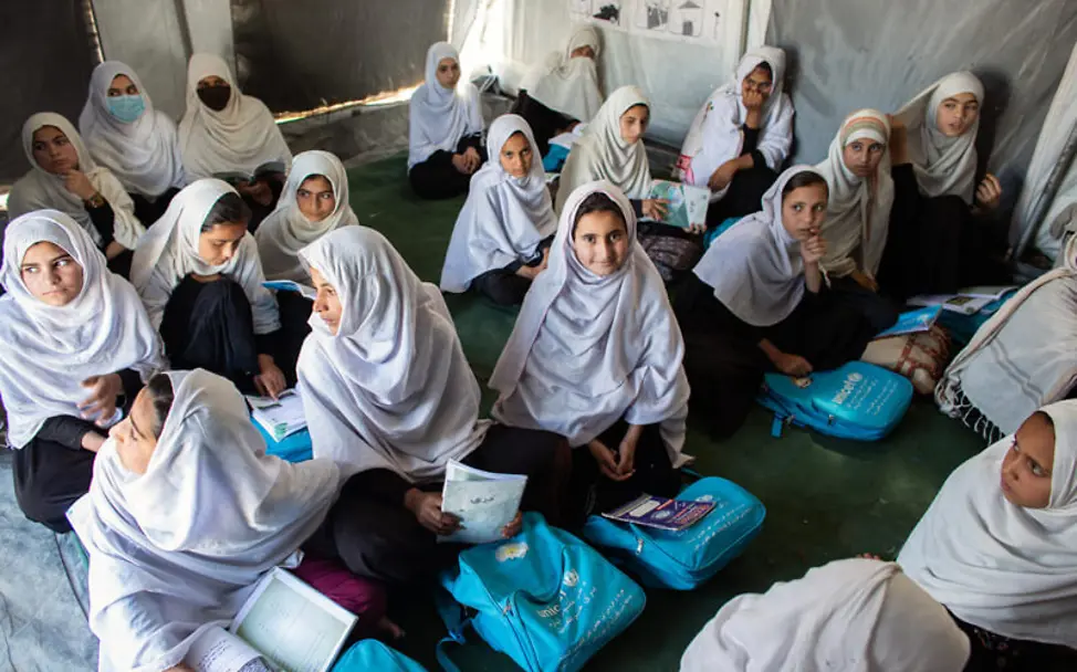 Afghanistan: Mädchen sitzen in einem Klassenraum | © UNICEF/Kokic Afghanistan: Mädchen sitzen in einem Klassenraum