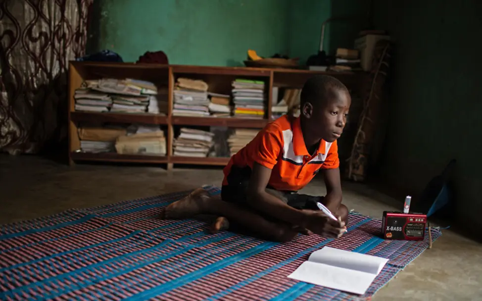 Burkina Faso: Per Radio bekommt Hussaini (14) Unterricht | © UNICEF/Bindra Burkina Faso: Per Radio bekommt Hussaini (14) Unterricht