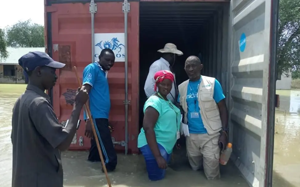 Südsudan: Überschwemmungen haben einen Container mit Schulmaterialien beschädigt