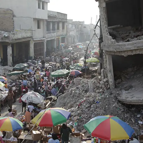 Dieser Markt wurde während dem Erdbeben komplett zerstört | © UNICEF/UNI87990/LeMoyne Ein zerstörter Markt in Port-au-Prince