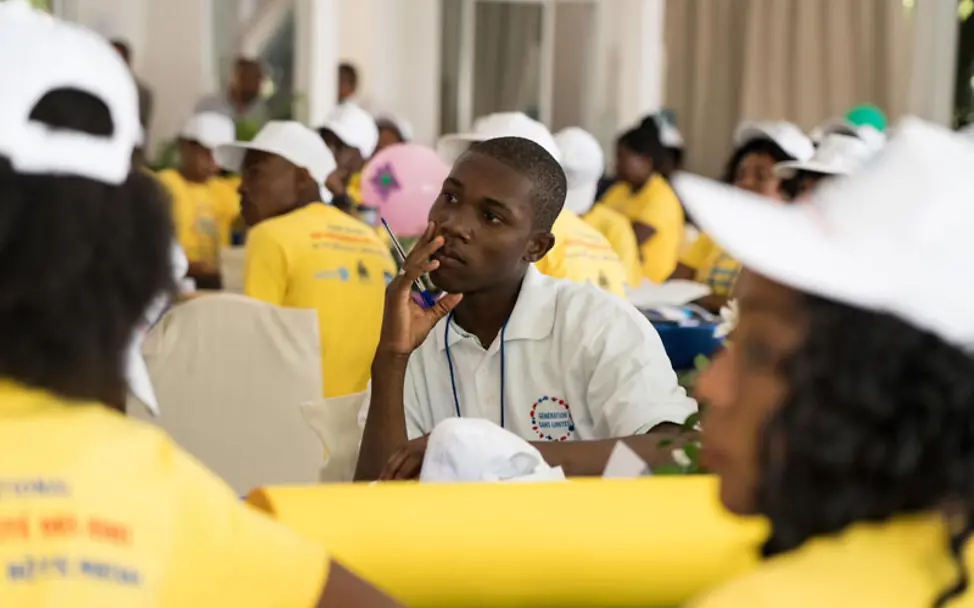 Dieser Jugendliche nimmt gespannt an der Veranstaltung zu Ausbildungsförderung teil | © UNICEF/UNI264592/Meddeb Es gibt zahlreiche Teilnehmer an einer einer Veranstaltung zur Ausbildungsförderung und Berufstätigkeit