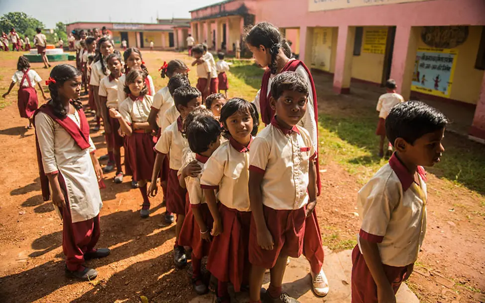 Kusma setzt sich auch für die jüngeren Schüler ein. | © UNICEF/Katragadda Indien: Kusma betreut die jüngeren Schüler in der Schlange zum Händewaschen.