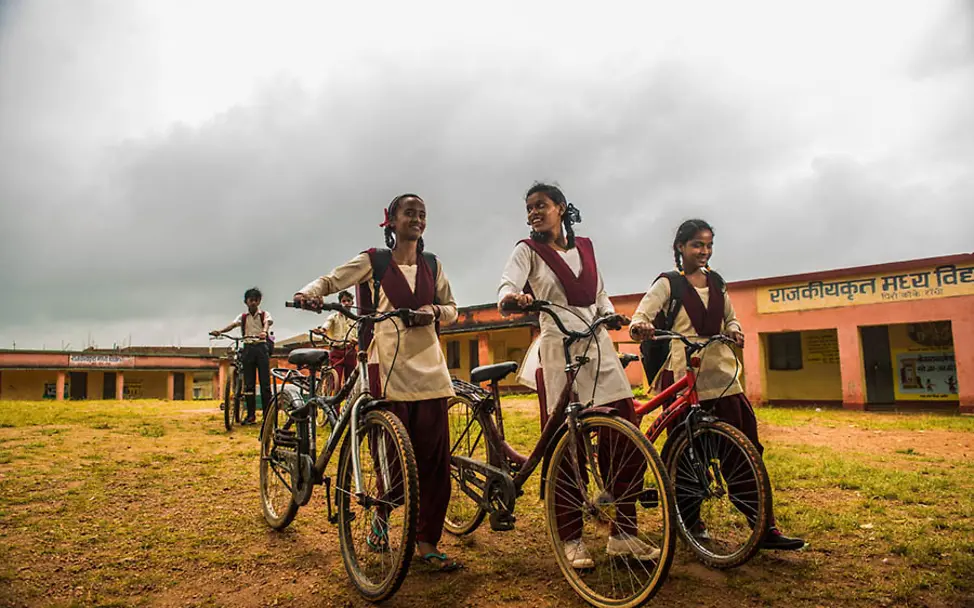 Ein Fahrrad ist für Kusma und ihre Freunde absoluter Luxus. | © UNICEF/Katragadda Indien: Kusma und zwei Freundinnen fahren mit dem Fahrrad zur Schule.