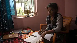 Kusma gibt alles für ihren Traum Ärztin zu werden. | © UNICEF/Katragadda Indien: Kusma sitzt zuhause an ihren Schulaufgaben.