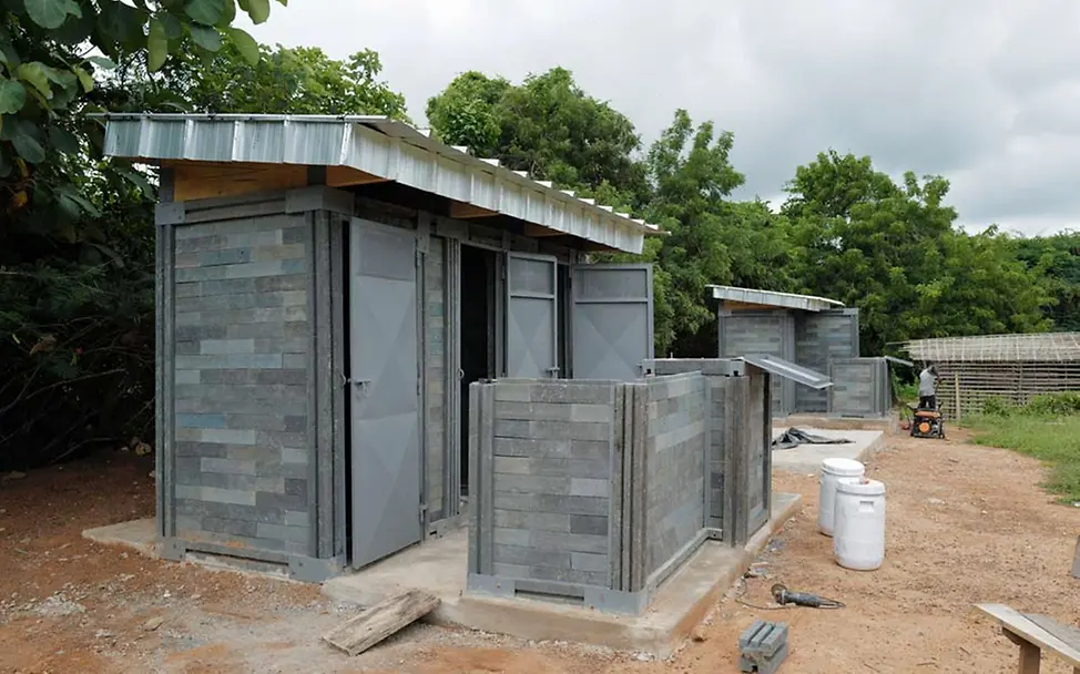 Ein Toilettenhäuschen aus Kunststoffziegeln. | © UNICEF/Dejongh Die recycelten Bausteine tragen zum Klimaschutz bei.