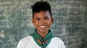 Philippinen: Rasid (12) freut sich über das neue Zelt