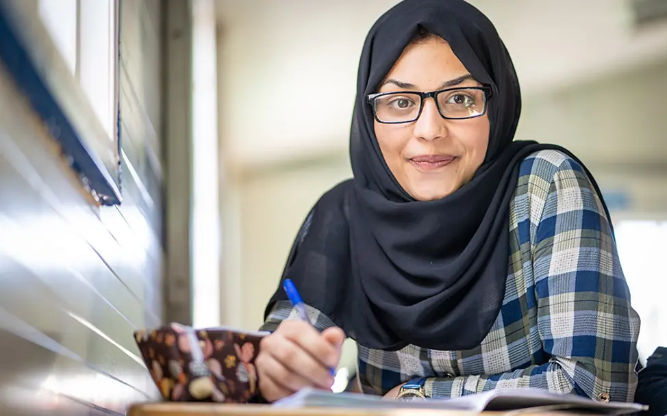 Bildung ist der Schlüssel für eine bessere Zukunft. | © UNICEF/Herwig Jordanien: Die 17-jährige Bodoor lernt für die Schule.