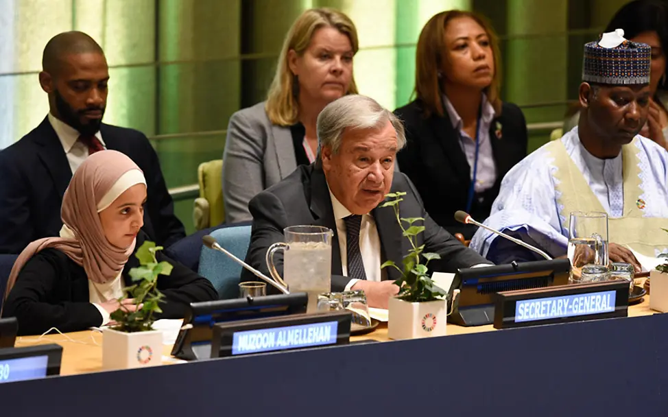 Jedes Kind hat das Recht auf Bildung. | © UNICEF/Berkwitz New York: Muzoon sitzt auf dem Podium zwischen weiteren Politikern.