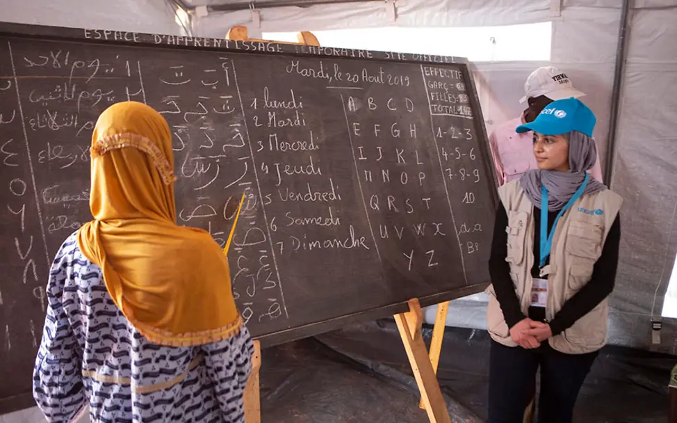 In Mali können viele Kinder nicht zur Schule gehen. | © UNICEF/Keïta Mali: Muzoon steht vor einer Tafel einer Schule in Mali.
