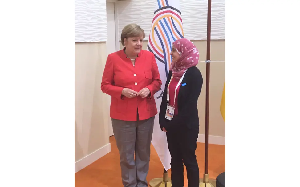 Muzoon spricht mit Politiker über das Thema Bildung. | © UNICEF/Marta Arias Hamburg: Muzoon spricht mit Bundeskanzlerin Angela Merkel.