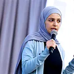 Muzoons Rede im Rahmen der UN-Generalversammlung in New York im September 2019 | © UNICEF/Chalasani New York: Muzoon hält mit Mikrofon eine Rede im Rahmen der UN-Generalversammlung.