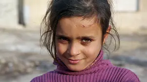 Shourouk lebt in einem Notlager im Norden Syriens. | © UNICEF/Abdullah Tausende Kinder wohnen übergangsweise in leerstehenden Gebäuden.