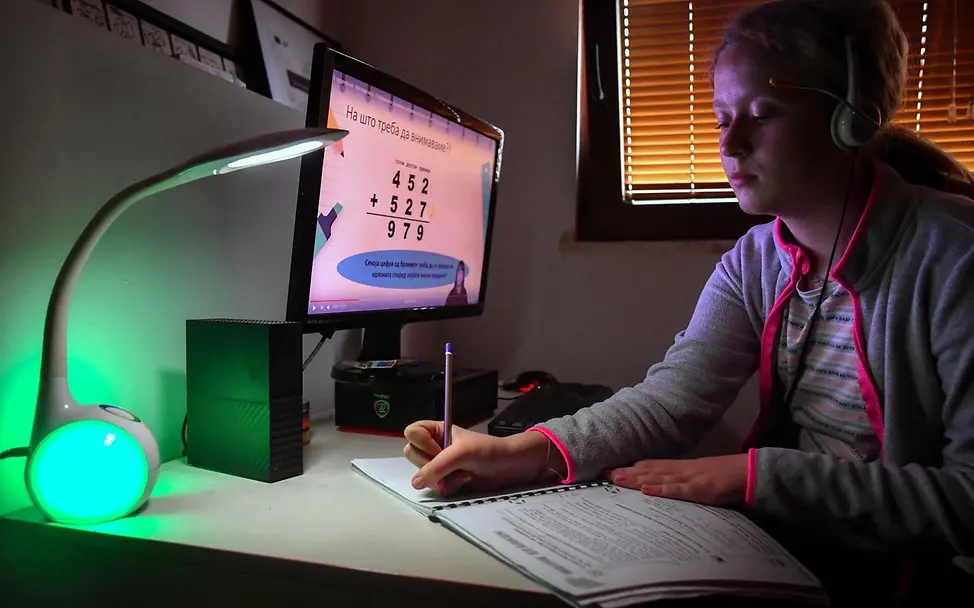 Lea lernt zuhause. | © UNICEF/Georgiev Leo lernt aufgrund der Corona-Pandemie von zu Hause aus.