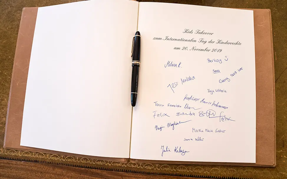 Die Spuren nach einem erfolgreichen Tag. | © GEOlino/Lennard Schwarz Berlin: Die Unterschriften der Kinder und Jugendlichen im Gästebuch des Schloss Bellevues.