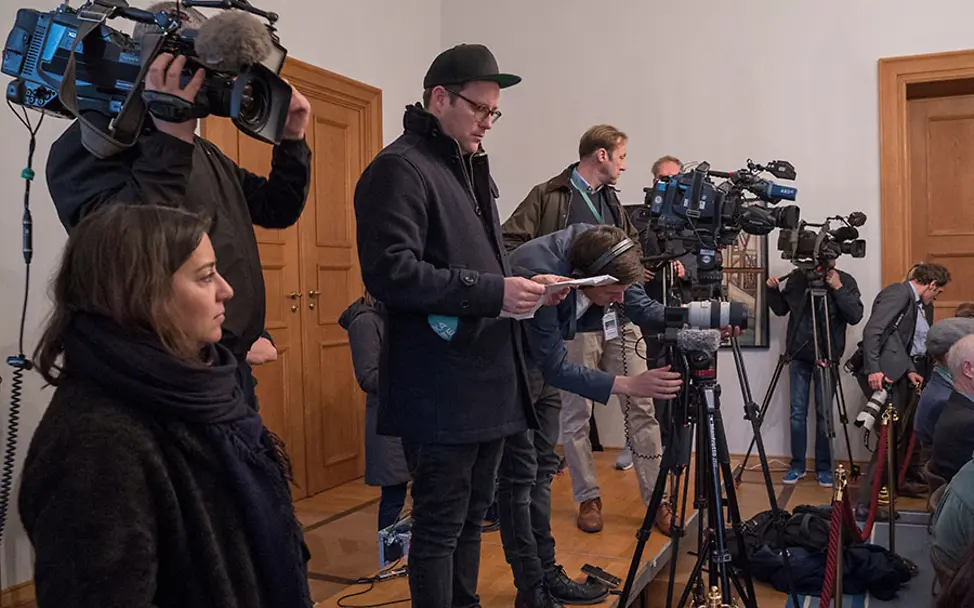Der Besuch sorgt für mediale Aufmerksamkeit. | © GEOlino/Lennard Schwarz Berlin: Zahlreiche Journalisten filmen den Besuch vor dem Gespräch.