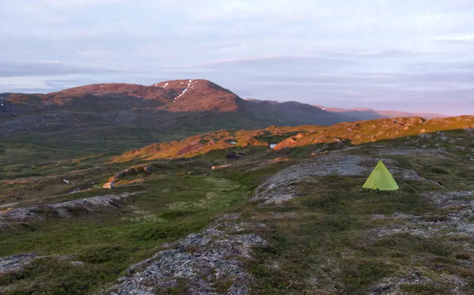 Nordkap-Wanderer Lukas Bion: Kleines Zelt in der Landschaft | Lukas Bion Nordkap-Wanderer Lukas Bion: Kleines Zelt in der Landschaft
