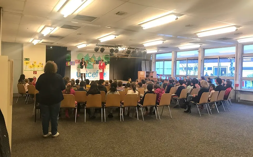 Die Eröffnung des Aktionstags in der Schule an der Bäke © UNICEF-AG Berlin Die Eröffnung des Aktionstags in der Schule an der Bäke © UNICEF-AG Berlin