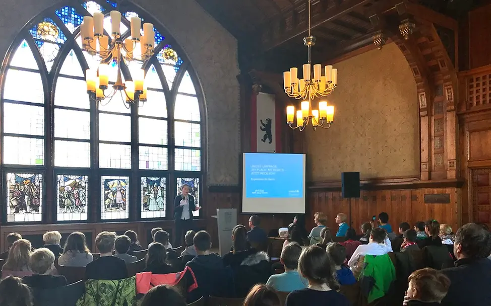 Die Ergebnisse der Umfrage "My place, my rights" werden präsentiert. © UNICEF-AG Berlin Die Ergebnisse der Umfrage "My place, my rights" werden präsentiert. © UNICEF-AG Berlin