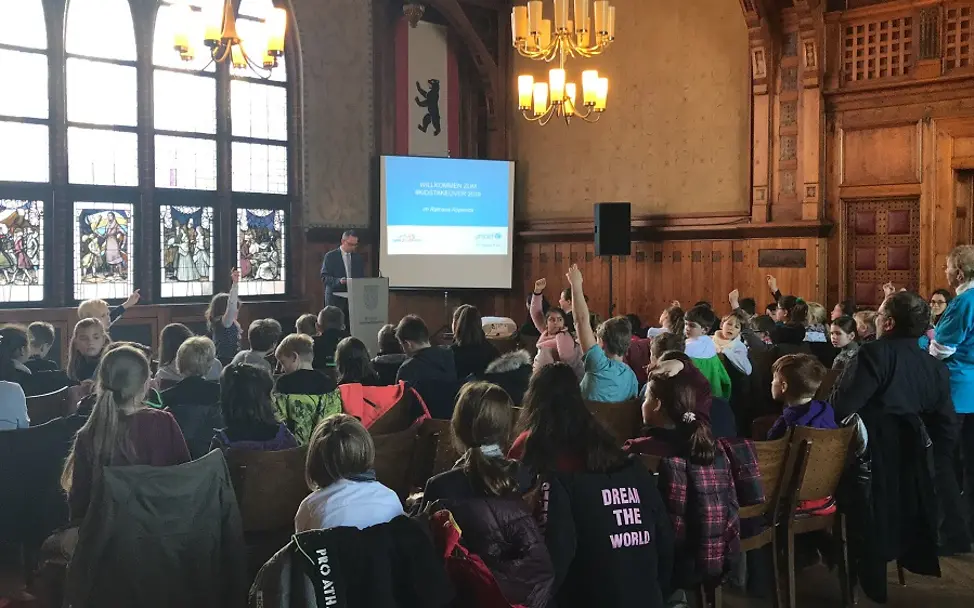 Herr Igel beantwortete die Fragen der Kinder © UNICEF-AG Berlin Herr Igel beantwortete die Fragen der Kinder © UNICEF-AG Berlin