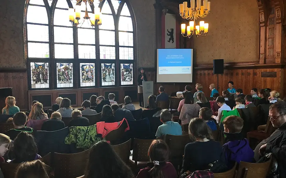 Frau Fahrenkamp begrüßt die Kinder © UNICEF-AG Berlin Frau Fahrenkamp begrüßt die Kinder © UNICEF-AG Berlin