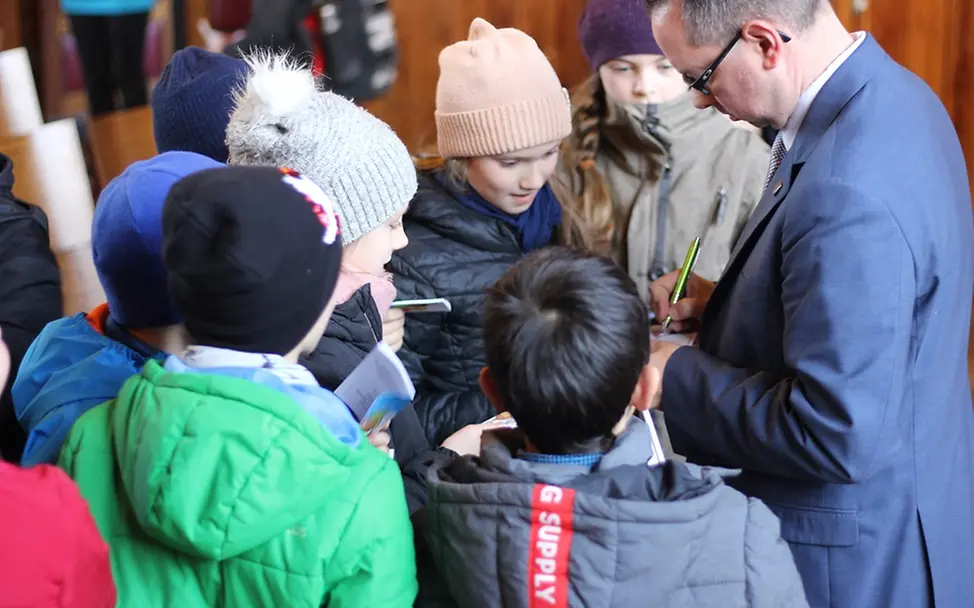 Herr Igel gibt den Kindern Autrogramme © UNICEF-AG Berlin Herr Igel gibt den Kindern Autrogramme © UNICEF-AG Berlin